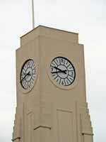 L'horloge de la CGT... ex Compagnie G�n�rale Transatlantique puis si�ge de la SNCM et demain casino !