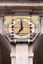 L'horloge arr�t�e de la Vieille-Charit� 