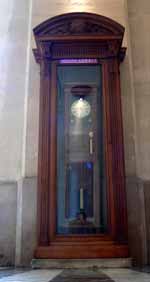 La fameuse horloge de la Bourse affichant "l'heure l�gale"