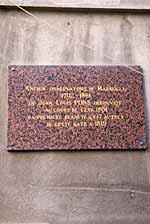 La plaque rappelant les 17 "plan�tes" (sic) d�couvertes par Jean-Louis Pons. Mont�e des Accoules 